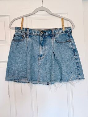 Abercrombie & Fitch Pleated Denim Mini Skirt — Light Wash — Size 27/4